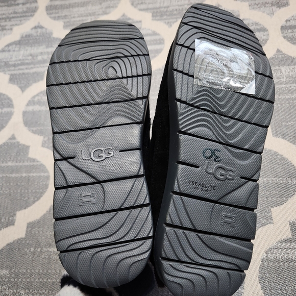 NEW UGG Black Suede Boots Chukka Kids Size 5 - Picture 3 of 6